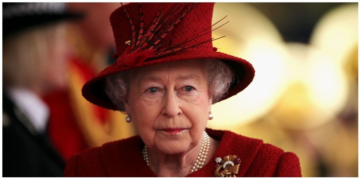 ادای احترام اسب ملکه انگلیس به تابوت ملکه + عکس