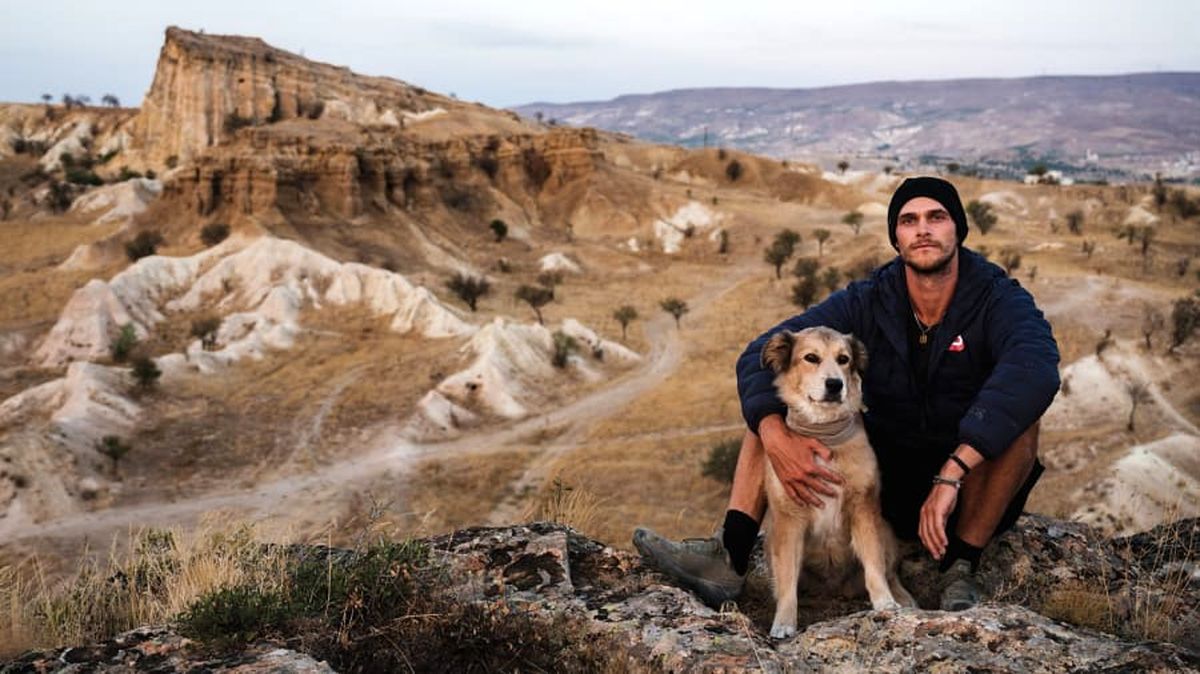 جهانگردی مرد جوان با پای پیاده به همراه سگش! +تصاویر