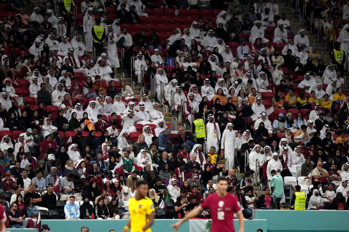 هدایای خاص قطری‌ها برای تماشاگران در بازی افتتاحیه را ببینید + تصاویر